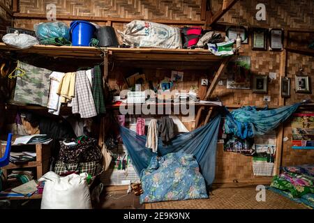 Alltag der Flüchtlinge im IDP-Flüchtlingslager Shatapru in Myikyina, Myanmar. Jede Familie hat ein Zimmer in den armen Hütten. Stockfoto