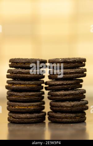 POZNAN, POLEN - 04. Feb 2021: Ein vertikaler selektiver Fokus von Erdnussbutter-Cookies auf dem Tisch Stockfoto