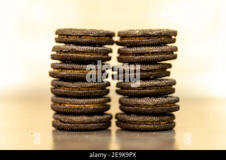 POZNAN, POLEN - 04. Feb 2021: Eine selektive Fokusaufnahme von Erdnussbutter-Cookies auf dem Tisch Stockfoto