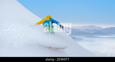 Snowboarder Reiten Snowboard in den Bergen. Snowboarden und Wintersport Stockfoto