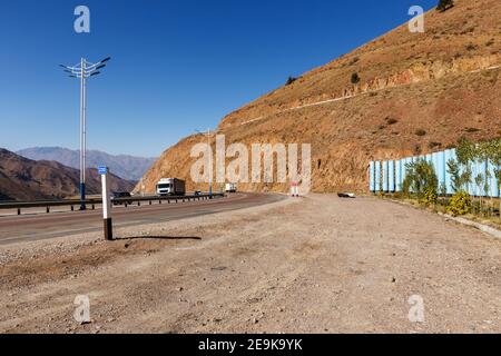 A 373 Taschkent Osch Autobahn. Kamchik Pass in Usbekistan. Die Straße zwischen Autotunneln. Stockfoto