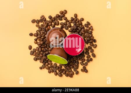 Set von Kaffeekapseln, geröstete Bohnen isoliert auf weißem Hintergrund Draufsicht Flat Lay Drink aus dosierten Kapsel mit gerösteten, gemahlen und erhalten Stockfoto