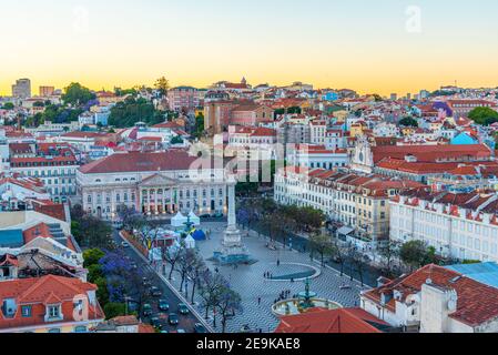 Sonnenuntergang Luftaufnahme von Praca Dom Pedro IV in Lissabon, Portugal Stockfoto