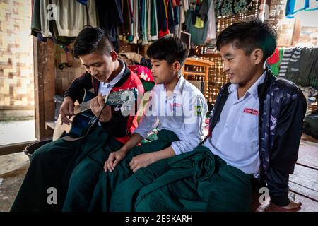 Die Schüler, von denen die meisten Waisenkinder sind, die aus dem Bürgerkrieg geflohen sind, kommen während ihrer Mittagspause in ihr Chinpwi Education Internat in Myikyina, Myanmar. Stockfoto