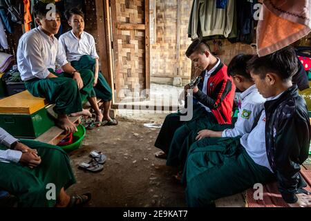 Die Schüler, von denen die meisten Waisenkinder sind, die aus dem Bürgerkrieg geflohen sind, kommen während ihrer Mittagspause in ihr Chinpwi Education Internat in Myikyina, Myanmar. Stockfoto