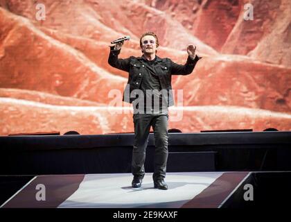 Bono of U2 spielt Joshua Tree live auf der Bühne im Twickenham Stadium, Twickenham, London. Stockfoto