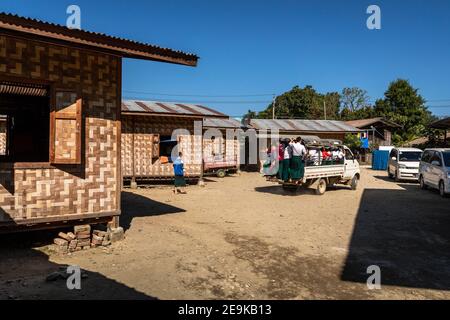 Die Schüler, von denen die meisten Waisenkinder sind, die aus dem Bürgerkrieg geflohen sind, werden in Myikyina, Myanmar, wieder zur staatlichen Schule gefahren. Stockfoto