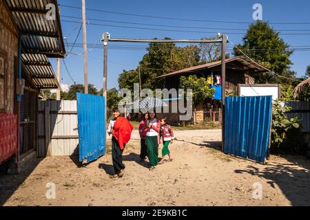 Die Schüler, von denen die meisten Waisenkinder sind, die aus dem Bürgerkrieg geflohen sind, werden in Myikyina, Myanmar, wieder zur staatlichen Schule gefahren. Stockfoto