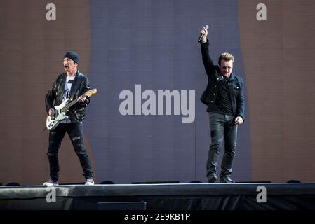 The Edge and Bono von U2 spielt Joshua Tree live auf der Bühne im Twickenham Stadium, Twickenham, London. Fototermin: Samstag, 8th. Juli 2017. Stockfoto