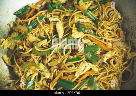 Bunte Nepali Style Chowmein Nudeln auf einer Bratpfanne, bereit zum Servieren frisches Chow Mein in Nepali Style gekocht.Chinesische Nudeln Stockfoto