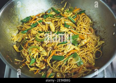 Bunte Nepali Style Chowmein Nudeln auf einer Bratpfanne, bereit zum Servieren frisches Chow Mein in Nepali Style gekocht.Chinesische Nudeln Stockfoto