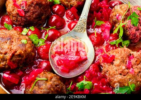 Köstliche Kufta oder Lammfleischbällchen in Kirschsauce Stockfoto