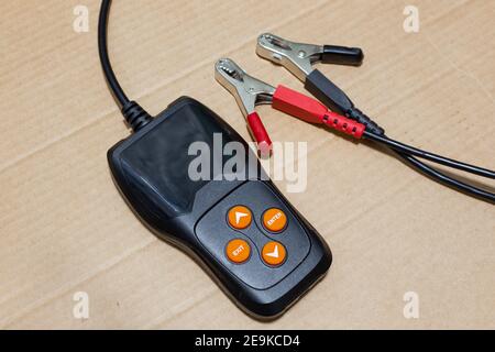 Elektronischer Gerätetester zur Überprüfung der Ladung und Batterieleistung, Reparatur und Wartung von Autobatterien Stockfoto