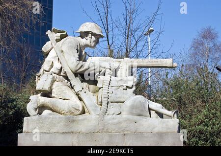 Skulptur von Charles Sargeant Jagger (1885-1934) eines Maschinengewehrschützen. Cenotaph war Memorial, Portsmouth, Hampshire. Öffentliches Denkmal, ausgestellt in GUI Stockfoto