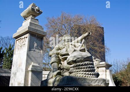 Statue eines Seemanns, der am Cenotaph-Kriegsdenkmal von Portsmouth, Guildhall Square, eine Waffe abfeuert. Nach einem Werk von Charles Sargeant Jagger (1885-1934). An öffentlichen di Stockfoto