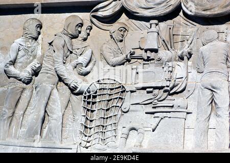 Bas Relief der Royal Navy Matrosen laden eine Waffe. Gemeißelt von Charles Sargeant Jagger (1885 - 1934). Kenotaph Kriegsdenkmal, Guildhall Square, Portsmouth Stockfoto