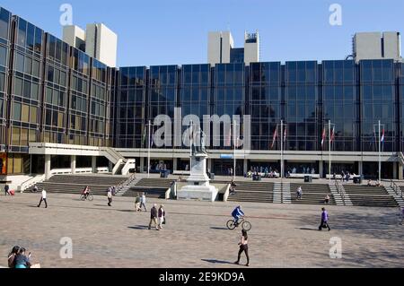 PORTSMOUTH, HAMPSHIRE, ENGLAND - MÄRZ 28: Fußgänger in den Büros des stadtrats am Guildhall Square am 28 2012. März. Die Autorität liegt unter Präs Stockfoto