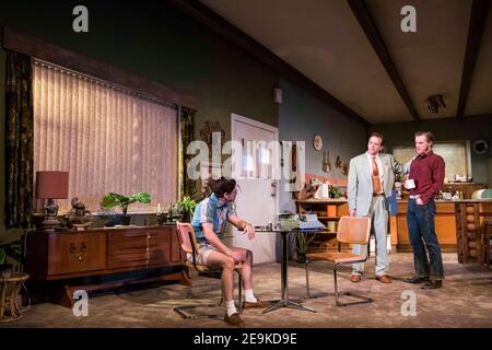 Kit Harington, Donald Sage Mackay und Johnny Flynn spielen auf der Bühne während der True West Fotozelle im Vaudeville Theater, London. Stockfoto