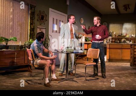 Kit Harington, Donald Sage Mackay und Johnny Flynn spielen auf der Bühne während der True West Fotozelle im Vaudeville Theater, London. Stockfoto