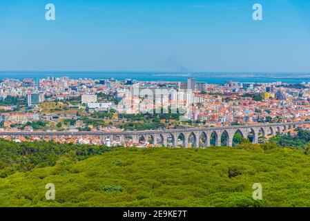 Luftaufnahme von Lissabon dominiert von einem alten Aquädukt, Portugal Stockfoto