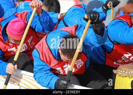 Foto zeigt, dass Menschen am Wettbewerb der Eisdrachenboote in der Stadt Shenyang, nordöstlich der Provinz Liaoning, 2. Februar 2021 teilnehmen. Das Shenyang International Ice Dragon Boat Race 3rd startete am Dienstag in Shenyang, um den Wintersport zu fördern. Stockfoto