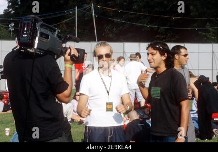 Carl Hyde aus Underworld wird v2000 backstage beim Festival in Essex, England, Großbritannien interviewt. Stockfoto