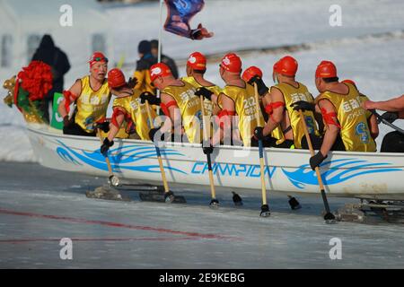 Foto zeigt, dass Menschen am Wettbewerb der Eisdrachenboote in der Stadt Shenyang, nordöstlich der Provinz Liaoning, 2. Februar 2021 teilnehmen. Das Shenyang International Ice Dragon Boat Race 3rd startete am Dienstag in Shenyang, um den Wintersport zu fördern. Stockfoto