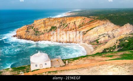 Cabo Espichel, ehemaliges Kloster am Kap. Klippen und atlantische Ozeanlandschaft Stockfoto