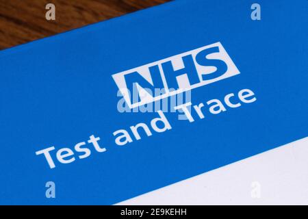 London, Großbritannien - Januar 29th 2021: Nahaufnahme des NHS-Test- und Trace-Symbols, abgebildet auf einem Heimtest-Kit. Stockfoto