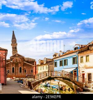 Ein schiefer campanile, eine malerische Landschaft auf der Insel Burano in Venedig, Venetien, Italien Stockfoto