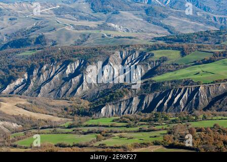 Landschaft mit Badlands (calanchi) im Val d'Orcia, Toskana, Italien Stockfoto