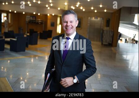 DATEI BILD Edinburgh, Schottland, UK. Februar 2021, 5th. Der ehemalige schottische Finanzminister Derek Mackay spricht ein Jahr nach seinem Rücktritt am Tag vor seiner Haushaltsrede wegen des angeblichen Schuljungen-Textskandals. Herr Mackay sagt, er wolle den Wählern helfen. Mein Mackay war seit seinem Rücktritt als Minister im schottischen Parlament nicht mehr anwesend. Datei-Foto-Info: Edinburgh, Schottland, UK. 10. Oktober 2019, Schottisches Parlament. Quelle: Colin Fisher/Alamy Live News Stockfoto