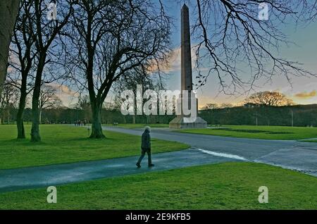 Lady beim Spaziergang zum Obelisk im Duthie Park Aberdeen Stockfoto