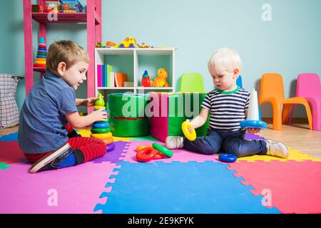 Die kleinen Kinder lernen Farben mit Spielzeug Stockfoto