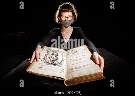 Forschungszentrum-Assistentin Layla Hillsden mit einer seltenen Kopie der 1647 Beaumont und Fletcher Folio, einer Anthologie von Stücken von John Fletcher und William Beaumont, aus der persönlichen Bibliothek von König Charles II, die vor kurzem von Special Collections an der University of Leeds erworben wurde. Bilddatum: Freitag, 5. Februar 2021. Stockfoto