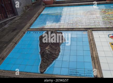 Firgas, Gran Canaria, Kanarische Inseln, Spanien 13. Dezember 2020: Ansicht des Reliefmodells der kanarischen Inseln aus Lavagestein und Keramikfliesen auf der Straße Stockfoto