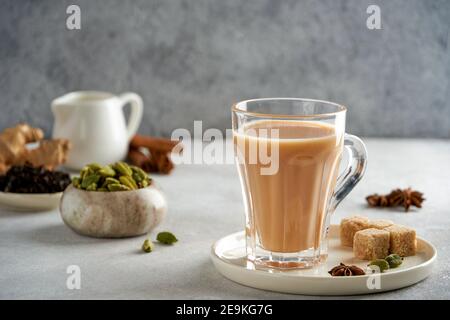 Traditionelle orientalische, indische Getränk Masala oder karak Chai. Nahaufnahme Stockfoto