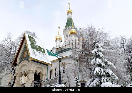 Russische orthodoxe Kirche St. Nikolaus der Wundertäter oder Wundertäter im Winter, Sofia, Bulgarien, Europa Stockfoto