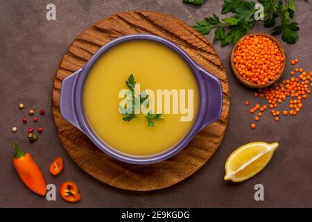 Rote Linsensuppe. Traditionelle orientalische, türkische, ramadan-Küche. Vegane Küche Stockfoto