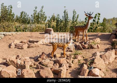 Katta Turk, Usbekistan - 18. Oktober 2019: Sika-Hirschstatue auf der Seite der Straße im Distrikt Dangara. Stockfoto