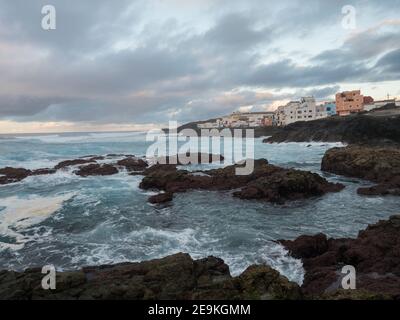 Natürliches Meerschwimmbad Los Charcones de Banaderos mit Wellen des atlantischen Ozeans bei Sonnenuntergang, Gran Canaria, Kanarische Inseln, Spanien. Stockfoto