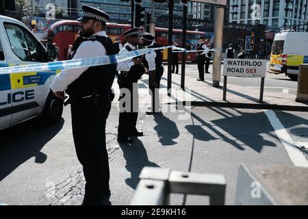 LONDON - APRIL 2019: London traf Polizei Occupy Waterloo Bridge nach einer Woche des Aussterbens Rebellion Proteste.