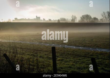 Eton, Windsor, Berkshire, Großbritannien. 5th. Februar 2021. Fernsicht auf Windsor Castle im frühen Morgennebel. Sonnenschein ist für heute prognostiziert mit Regen und möglicherweise Schnee für das Wochenende. Quelle: Maureen McLean/Alamy Live News Stockfoto