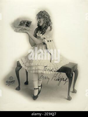 MARY PICKFORD Portrait mit zwei Kätzchen von HARTSOOK im Kostüm FÜR DAS ARME KLEINE REICHE MÄDCHEN 1917 REGISSEUR MAURICE TOURNEUR Artcraft Pictures Corporation Stockfoto