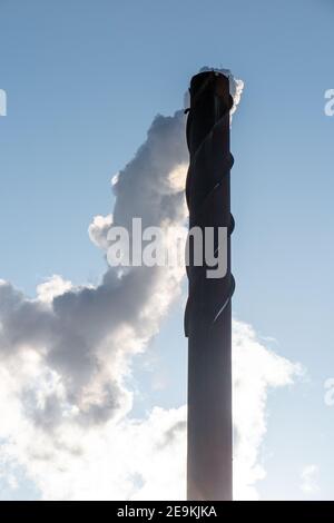 Der dicke Rauch steigt hoch aus den Industrierohren. Foto: Bo Arrhed Stockfoto