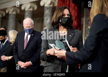 Washington, USA. Februar 2021, 04th. Vice President Harris wird bei Fotoaufnahmen mit Sens gesehen. Patrick Leahy (D-V.) und Alex Padilla (D-Calif.) in der Alten Senatskammer des US-Kapitols in Washington, DC. (Foto von Greg Nash/Pool/Sipa USA) Quelle: SIPA USA/Alamy Live News Stockfoto