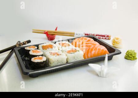 Kalifornische Sushi-Rollen auf dem Steinteller, Sushi-Lieferservice Stockfoto