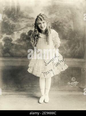 MARY PICKFORD Portrait von HARTSOOK im Kostüm für DIE ARMEN LITTLE RICH GIRL 1917 Regisseur MAURICE TOURNEUR Artcraft Pictures Corporation Stockfoto