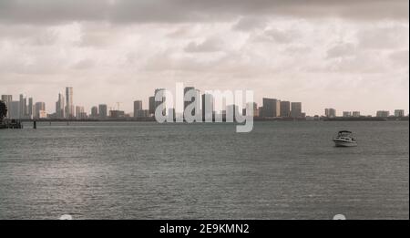 Yacht auf dem Wasser, mit Wolkenkratzern im Hintergrund in Miami, Florida Stockfoto
