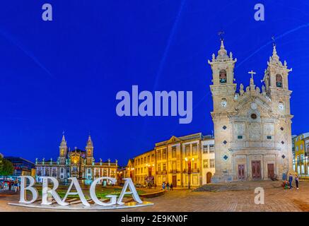 BRAGA, PORTUGAL, 22. MAI 2019: Braga Schild und Kirche von Sao Marcos in Braga, Portugal Stockfoto